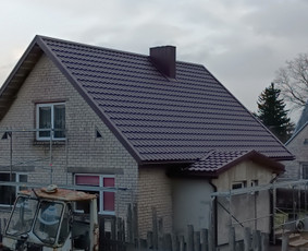 Stogo renovacija. Kai nuardoma sena danga, ( šiferis, bitumas, seni grebėstai) stogas lyginamas, tempiama difuzinė plėvelė, montuojamas ventiliacinis tašas, grebėstai ir dedama nauja stogo danga.