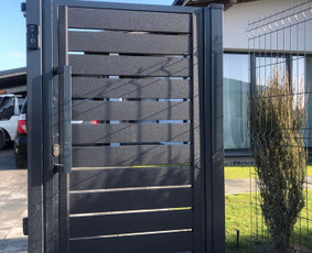 Modernios skardinės tvoros ir metalo lankstiniai Vilniuje - Kiemo vartai, gamyba - 3 Kiemo vartai, gamyba - Modernios skardinės tvoros ir metalo lankstiniai Vilniuje - 3