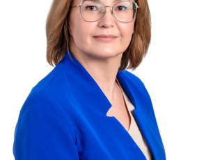 Portreto fotografija studijoje arba sutartoje vietoje.