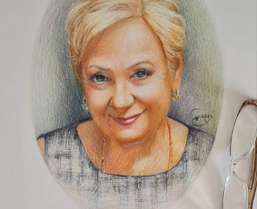 Portretas iš nuotraukos, nupieštas akvareliniais spalvotais pieštukais ant kokybiško storo lygaus popieriaus.