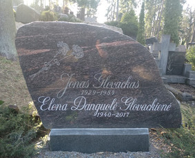 Iškaltos raidės ir data.