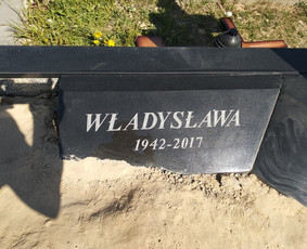 Iškaltos raidės ir data.