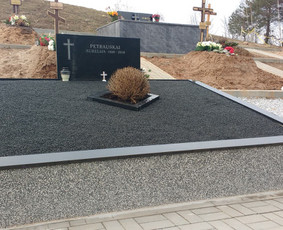 Iškaltos raidės ir data.