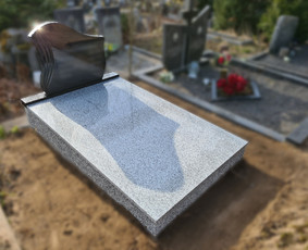 Kapaviečių dengimas plokštėmis, paminklų gamyba, Paminklai, kapų dekoravimas skaldele, granitinių tri nkelių dangos įrengimas ir kiti kapaviečių tvarkymo bei įrengimo darbai www.kapu.lt +37065688083