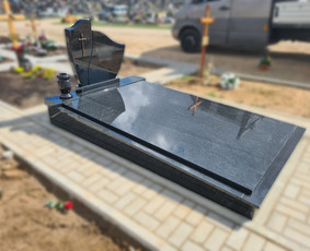 Kapaviečių dengimas plokštėmis, paminklų gamyba, Paminklai, kapų dekoravimas skaldele, granitinių tri nkelių dangos įrengimas ir kiti kapaviečių tvarkymo bei įrengimo darbai www.kapu.lt +37065688083