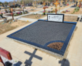 Kapaviečių dengimas plokštėmis, paminklų gamyba, Paminklai, kapų dekoravimas skaldele, granitinių tri nkelių dangos įrengimas ir kiti kapaviečių tvarkymo bei įrengimo darbai www.kapu.lt +37065688083