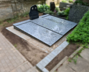 Kapaviečių dengimas plokštėmis, paminklų gamyba, Paminklai, kapų dekoravimas skaldele, granitinių tri nkelių dangos įrengimas ir kiti kapaviečių tvarkymo bei įrengimo darbai www.kapu.lt +37065688083