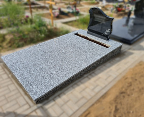 Kapaviečių dengimas plokštėmis, paminklų gamyba, Paminklai, kapų dekoravimas skaldele, granitinių tri nkelių dangos įrengimas ir kiti kapaviečių tvarkymo bei įrengimo darbai www.kapu.lt +37065688083