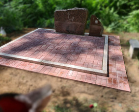 Kapaviečių dengimas plokštėmis, paminklų gamyba, Paminklai, kapų dekoravimas skaldele, granitinių tri nkelių dangos įrengimas ir kiti kapaviečių tvarkymo bei įrengimo darbai www.kapu.lt +37065688083