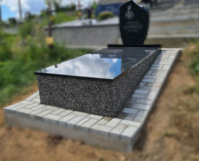 Kapaviečių dengimas plokštėmis, paminklų gamyba, Paminklai, kapų dekoravimas skaldele, granitinių tri nkelių dangos įrengimas ir kiti kapaviečių tvarkymo bei įrengimo darbai www.kapu.lt +37065688083