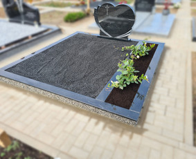 Kapaviečių dengimas plokštėmis, paminklų gamyba, Paminklai, kapų dekoravimas skaldele, granitinių tri nkelių dangos įrengimas ir kiti kapaviečių tvarkymo bei įrengimo darbai www.kapu.lt +37065688083