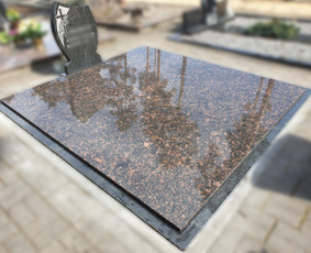 Kapaviečių dengimas plokštėmis, paminklų gamyba, Paminklai, kapų dekoravimas skaldele, granitinių tri nkelių dangos įrengimas ir kiti kapaviečių tvarkymo bei įrengimo darbai www.kapu.lt +37065688083