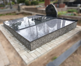 Kapaviečių dengimas plokštėmis, paminklų gamyba, Paminklai, kapų dekoravimas skaldele, granitinių tri nkelių dangos įrengimas ir kiti kapaviečių tvarkymo bei įrengimo darbai www.kapu.lt +37065688083