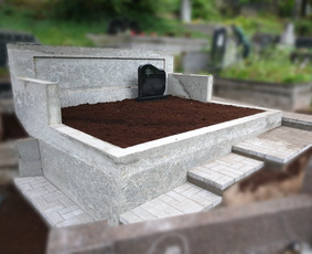 Kapaviečių dengimas plokštėmis, paminklų gamyba, Paminklai, kapų dekoravimas skaldele, granitinių tri nkelių dangos įrengimas ir kiti kapaviečių tvarkymo bei įrengimo darbai www.kapu.lt +37065688083