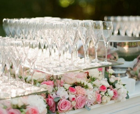 Elegantiškas šampano staliukas po ceremonijos - Įvairios paslaugos vestuvėms - 4 Įvairios paslaugos vestuvėms - Elegantiškas šampano staliukas po ceremonijos - 4