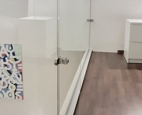 Antresolės ("L" formos) stiklo turėklai. 5x2m, 10mm skaidrus grūdintas stiklas sutvirtintas nerūdijančio plieno laikikliais
