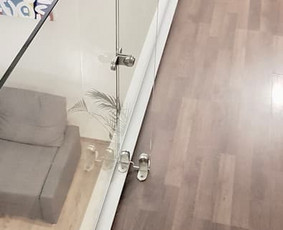 Antresolės ("L" formos) stiklo turėklai. 5x2m, 10mm skaidrus grūdintas stiklas sutvirtintas nerūdijančio plieno laikikliais
