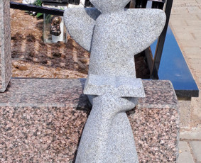 Angelo skulptūra antkapiui, granitas, h - 30 cm. Liepynės kapinės, Vilnius.