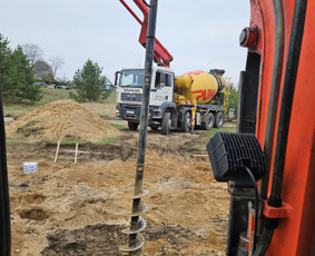 Vikšrinis Bobcat / Mini Ekskavato / Grežimas - Polių gręžimas - 1 Polių gręžimas - Vikšrinis Bobcat / Mini Ekskavato / Grežimas - 1
