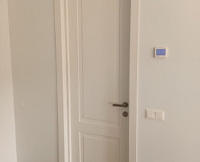 Į kainą įskaičiuota darbui reikalingos medžiagos, atvažiavimas, apvadų pakalimas, durų surinkimas. Dėl papildomų darbų kainos deriname vietoje.