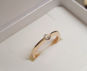 Raudono aukso suzadetuviu ziedas su 0.19 ct deimantu - 510€