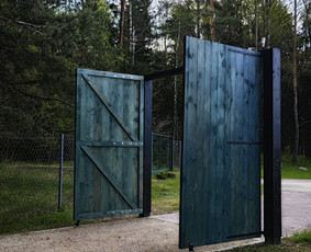 Durų montavimas - Terasų įrengimas, polių įrengimas ir medžio projektai - 2