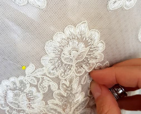 Individualiai kurtos ir siūtos suknelės dekoravimas gipiūro ornamentais.