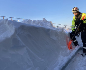 Plataus profilio aukštalipiai - Stogų valymas ir priežiūra - 1 Stogų valymas ir priežiūra - Plataus profilio aukštalipiai - 1