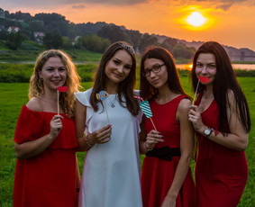 „Tu man dar esi berniukas, panašus į šimtą tūkstančių kitų berniukų. Aš tau esu lapė, panaši į šimtą tūkstančių lapių. Bet jei tu mane prisijaukinsi, mudu būsime vienas kitam reikalingi...."