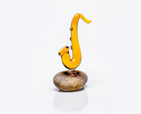 Gintarinio stiklo "Saksofonas". 
Dydis 11cm