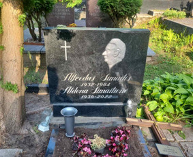 Kapų tvarkymas, priežiūra - Raidžių kalimas ant paminklo kapinėse - 4