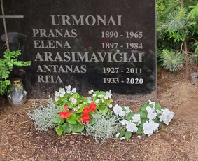 Kapų tvarkymas, priežiūra - Raidžių kalimas ant paminklo kapinėse - 3