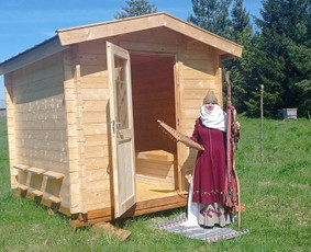 Bendravimas, pokalbiai, dainavimas, sutartinių giedojimas,  vaikščiojimas, keliavimas, apeiga, būrimas iš augalų, apiterapija: bičių lova, bičių terapija.