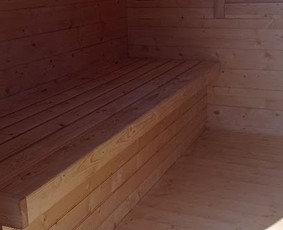 Bendravimas, pokalbiai, dainavimas, sutartinių giedojimas,  vaikščiojimas, keliavimas, apeiga, būrimas iš augalų, apiterapija: bičių lova, bičių terapija. Nakčiai 100 Eur