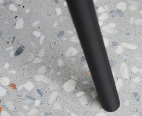 ULTRATOP cementinė savaime išsilyginanti grindų danga. "Terrazzo" efektas užpildais. Privatus objektas Vilniuje. Interjero dizainas: AKETURI ARCHITEKTAI. Nuotrauka: Norbert Tukaj