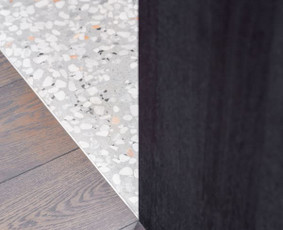ULTRATOP cementinė savaime išsilyginanti grindų danga. "Terrazzo" efektas užpildais. Privatus objektas Vilniuje. Interjero dizainas: AKETURI ARCHITEKTAI. Nuotrauka: Norbert Tukaj
