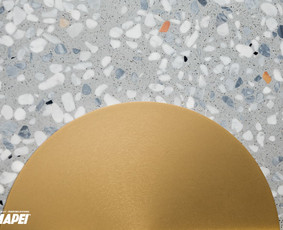 ULTRATOP cementinė savaime išsilyginanti grindų danga. "Terrazzo" efektas užpildais. Privatus objektas Vilniuje. Interjero dizainas: AKETURI ARCHITEKTAI. Nuotrauka: Norbert Tukaj
