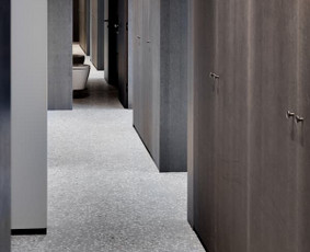 ULTRATOP cementinė savaime išsilyginanti grindų danga. "Terrazzo" efektas užpildais. Privatus objektas Vilniuje. Interjero dizainas: AKETURI ARCHITEKTAI. Nuotrauka: Norbert Tukaj