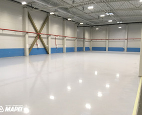 MAPEFLOOR SL savaime išsilyginanti epoksidinė grindų danga. Blizgus paviršius su dekoratyviniu pabarstu.  Sandėliavimo paskirties patalpos Kaune.
http://www.mapei.com/public/NO/products/6732-ma...