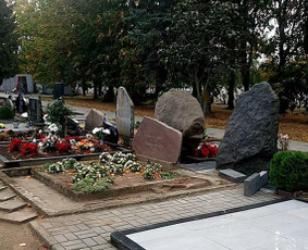 Visi aplinkiniai kapai uždengiami ir saugomi. Po darbų viskas sutvarkoma lyg nieko ir nebuvę.