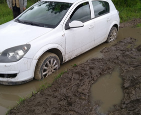 Pagalba užklimpus automobiliui purve, sniege, smėlyje. Techninė pagalba kelyje.