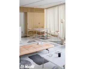ULTRATOP cementinė savaime išsilyginanti grindų danga. "Terrazzo" efektas užpildais. Privatus objektas Lietuvoje. Interjero dizainas: DO ARCHITECTS. Nuotrauka: Norbert Tukaj.