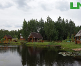 PARDUODAMA IŠSKIRTINĖ IR ILGUS METUS PUOSELĖTA KAIMO TURIZMO SODYBA SU 3,5 HA. SKLYPU IR TVENKINIŲ, SAKALIŠKIŲ KAIME, ZARASŲ RAJONE.