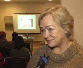 Vakarojimas su šeima bibliotekoje, prisimenant kartu Betliejaus istoriją ir mokantis ją perteikti šešėlių teatro priemonėmis