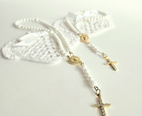 Sudėtis:
 - oniksas, 
 - Toho  biseris,
 - nerūdijantis plienas su cirkonio akutėmis (kryželis ir paskirstytojas)
- nerūdijantis plienas dengtas aukso dulkėmis (žiedeliai).