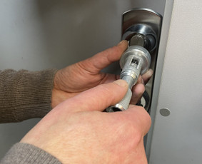 Avarinis atrakinimas, spynų keitimas, raktų gamyba - Avarinis atrakinimas - 2 Avarinis atrakinimas - Avarinis atrakinimas, spynų keitimas, raktų gamyba - 2