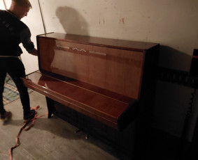 Pianino pervežimas, paprasčiausias pervežimas iš 1aukšto į pirmą 80€, su kiekvienu klijentu kainą derinam atskirai pagal aplinkybęs
