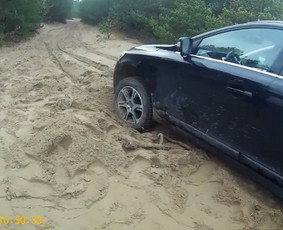 Pagalba užklimpus automobiliui smėlyje