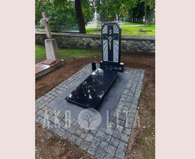 Kapavietės rekonstrukcija poliruotas ir degintas Black Warangal granitas.Skaldyto  granito takai.
Kairių kap.