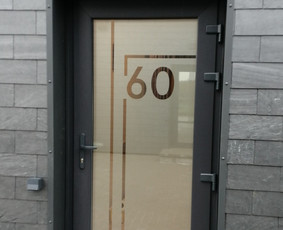 Pjaustyta plėvelė su namo numeriu.